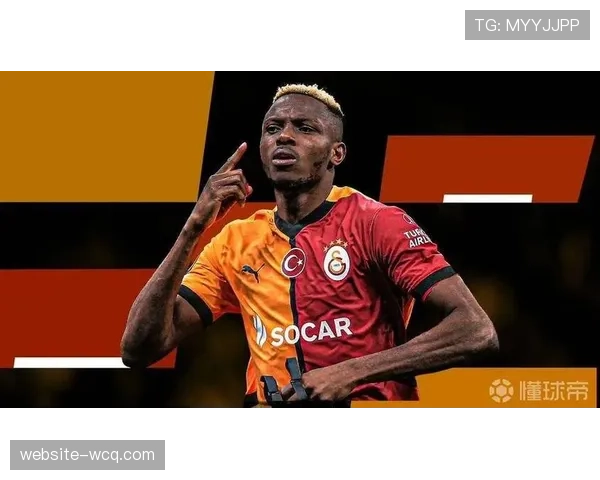 特写瞬间:罚失关键点球后,那不勒斯前锋奥斯梅恩在队友搀扶下低头走回中圈 特写瞬间:罚失关键点球后,那不勒斯前锋奥斯梅恩在队友搀扶下低头走回中圈